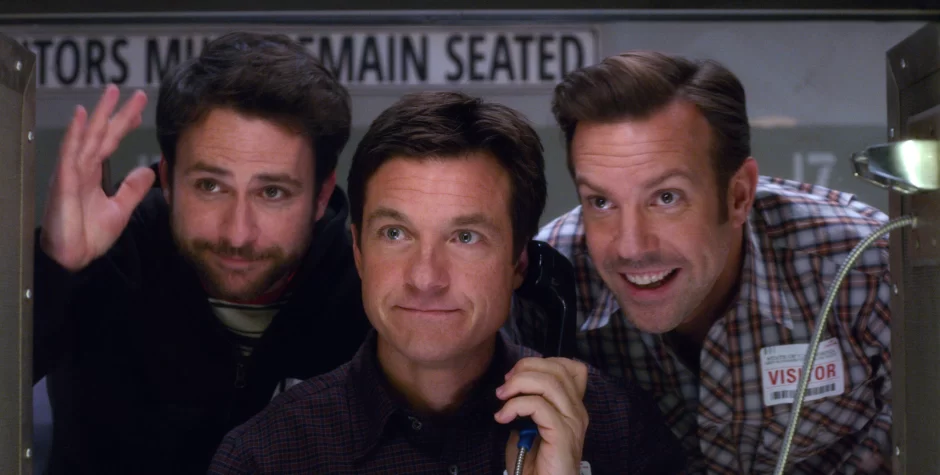 Jason Bateman, Charlie Day, and Jason Sudeikis in phone booth scene