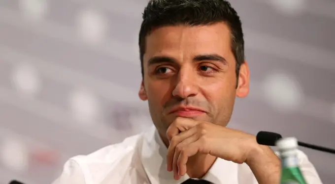 Oscar Isaac in white shirt at a press conference