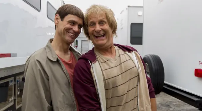 Two men smiling between trailers in Dumb and Dumber To