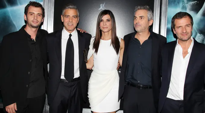 Jonas Cuarón, George Clooney, Sandra Bullock, Alfonso Cuarón pose together