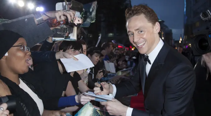 Tom Hiddleston signs autographs for fans at premiere event
