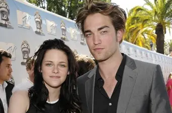 Kristen Stewart and Robert Pattinson pose at MTV red carpet event