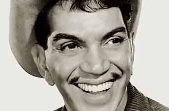 Black and white close-up of Cantinflas smiling with a hat