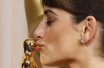 Penelope Cruz kisses Oscar statuette in close-up photo