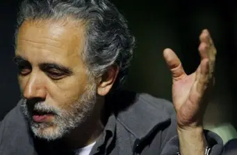 Spanish director Fernando Trueba speaking and gesturing with his hand