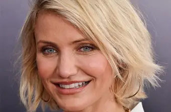 Close-up headshot of Cameron Diaz smiling with short blonde hair