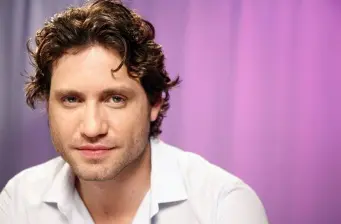 Headshot of Venezuelan actor Edgar Ramírez with curly hair
