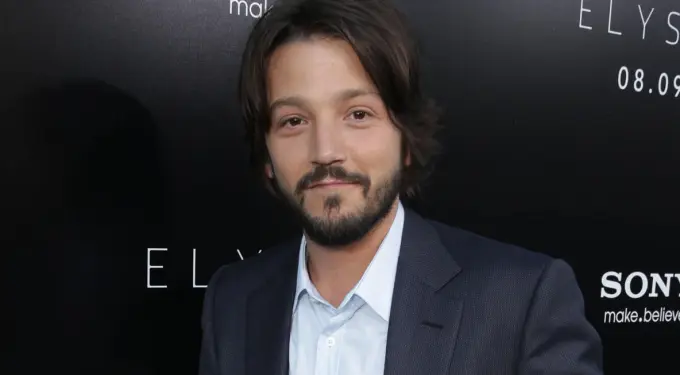 Diego Luna in a suit at Elysium red carpet event