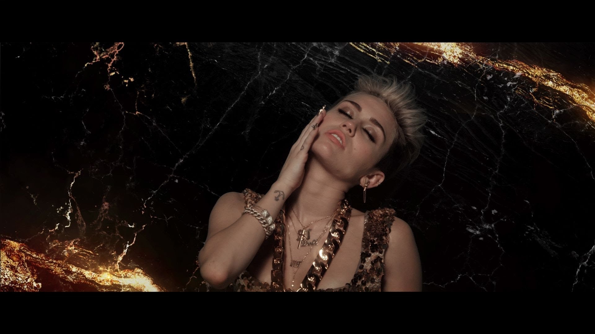 Песня огонь клип. Miley Cyrus Fire. Лтлд. Miley Cyrus/DJ Dark. Miley Cyrus клип Flowers Кадр в черном костюме у бассейна.