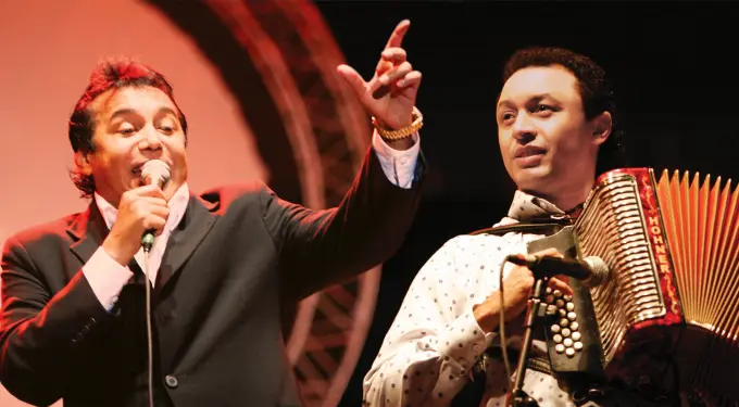 Diomedes Díaz singing with accordion player during concert performance