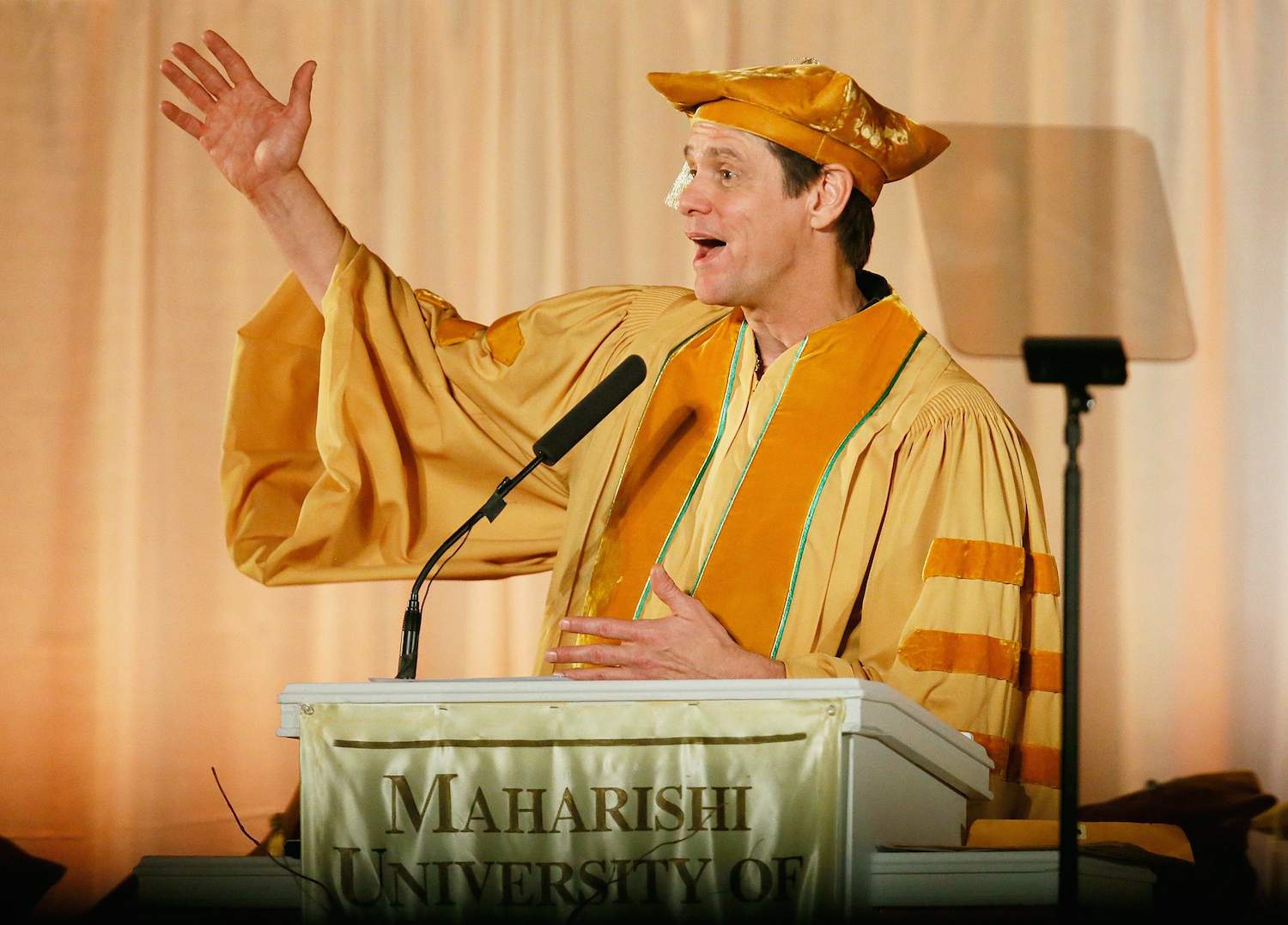 Jim Carrey, Sandra Bullock Give Perfect Graduation Speeches: 5 Other Celebs That Also Nailed It