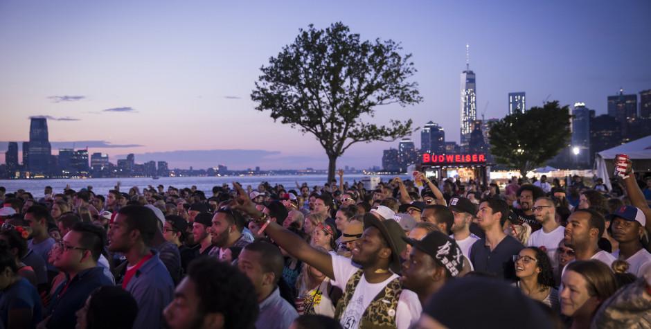 Audience attending an outdoor Budweiser concert event in New York City at dusk
crowd enjoying outdoor Budweiser concert with NYC skyline at dusk