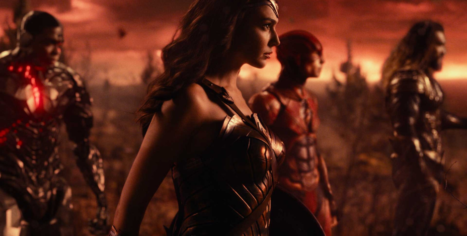 Wonder Woman stands with Cyborg, The Flash, and Aquaman in Justice League